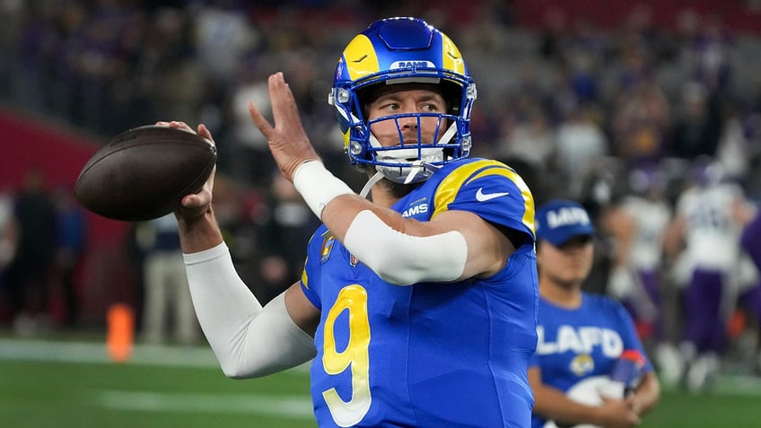 Matthew Stafford warms up