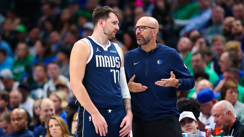 Jason Kidd speaks to Luka Doncic