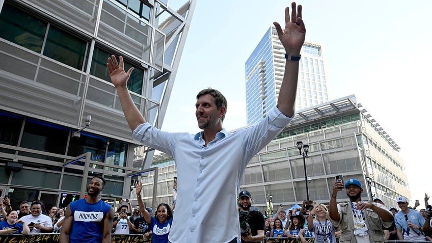 Dirk Nowitzki before a Mavs game