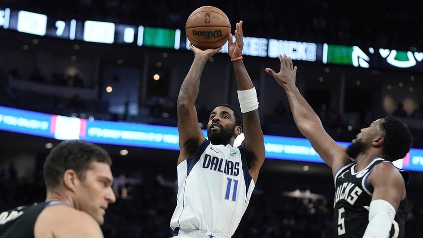 mavericks kyrie irving wears keffiyeh to postgame press conference