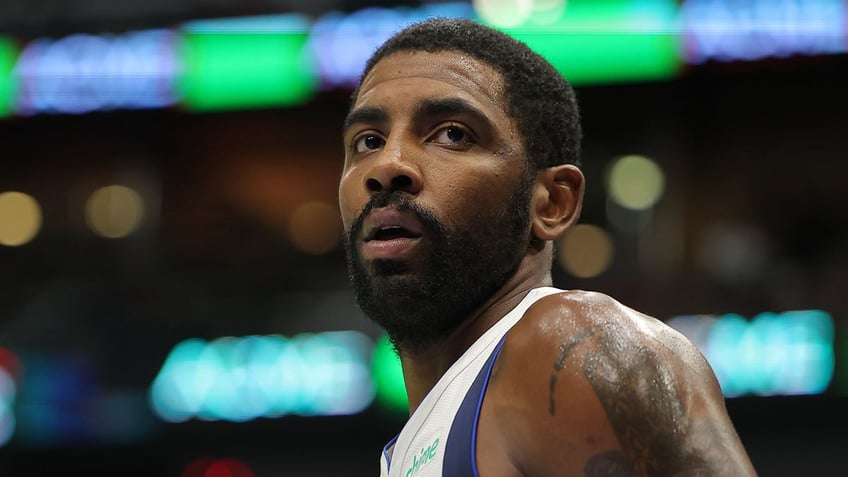 mavericks kyrie irving wears keffiyeh to postgame press conference