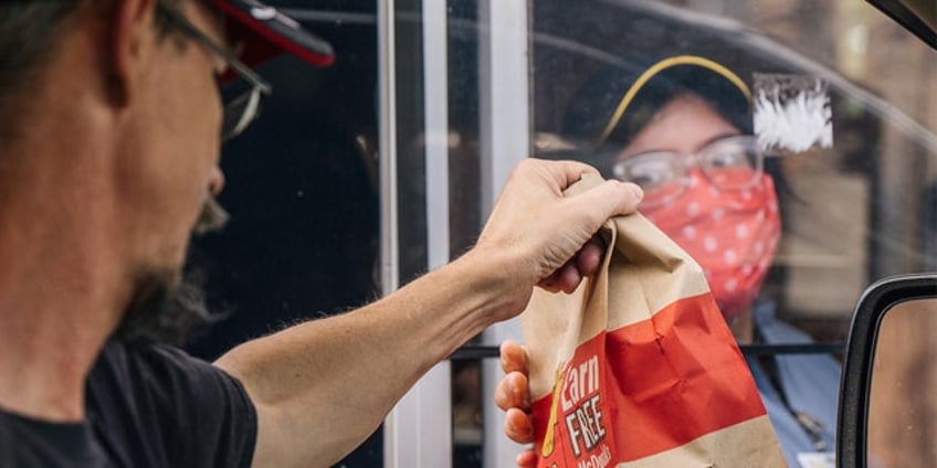 mcdonalds employee shocks internet with clip showing entire bag of sugar poured into chains sweet tea