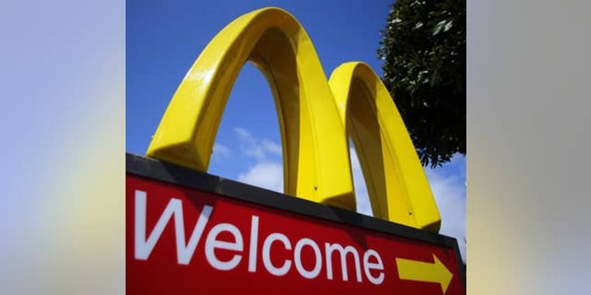 mcdonalds employee shocks internet with clip showing entire bag of sugar poured into chains sweet tea