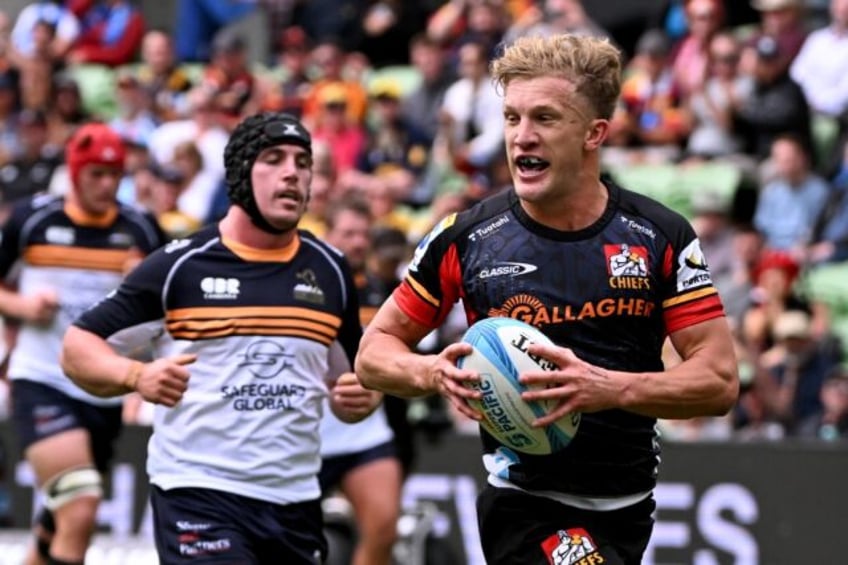 Waikato Chiefs playmaker Damien McKenzie (R) ran the game against the ACT Brumbies