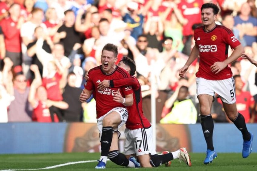 mctominays dramatic double lifts man utd as 10 man spurs go top