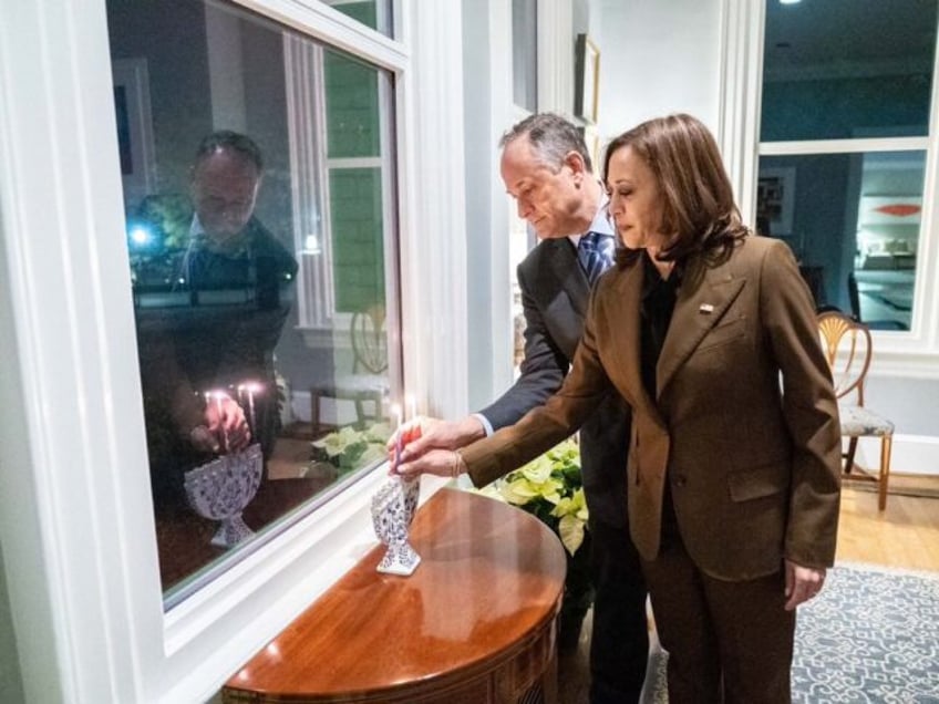 Doug Emhoff and Kamala Harris light Hanukkah candles (Twitter)