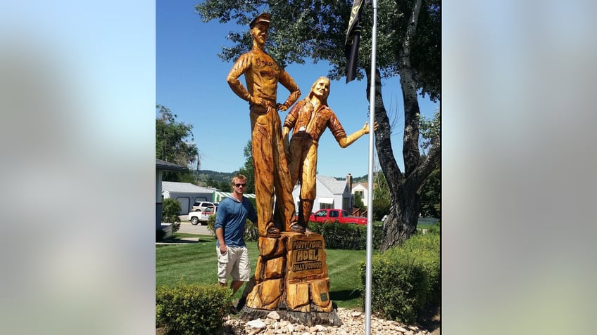 Pappy and Pearl Hoel tree carving