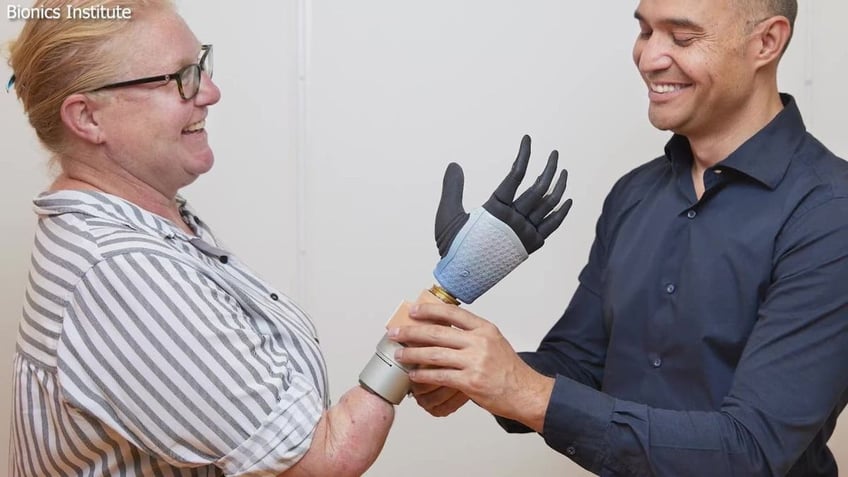 meet the first person ever to receive a fully functional bionic hand with ai