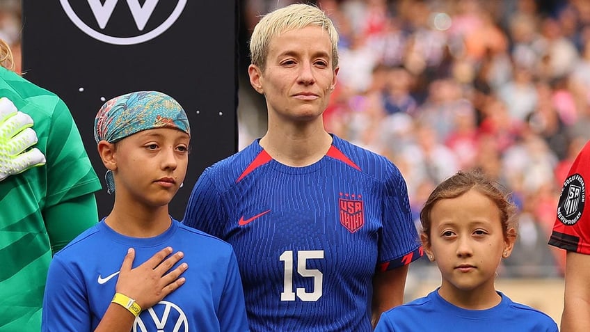 megan rapinoe maintains national anthem protest before final uswnt match