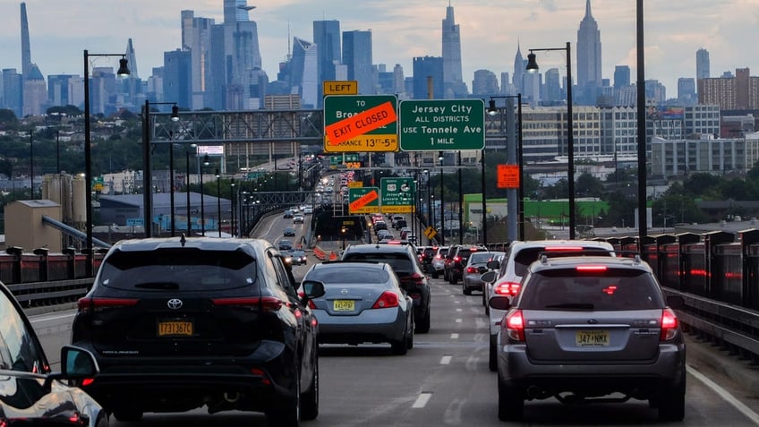 Cars stuck in a traffic jam on the way to New York City