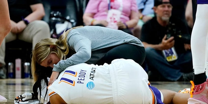 mercurys shey peddy leaves floor on stretcher in scary scene after getting hit by elbow