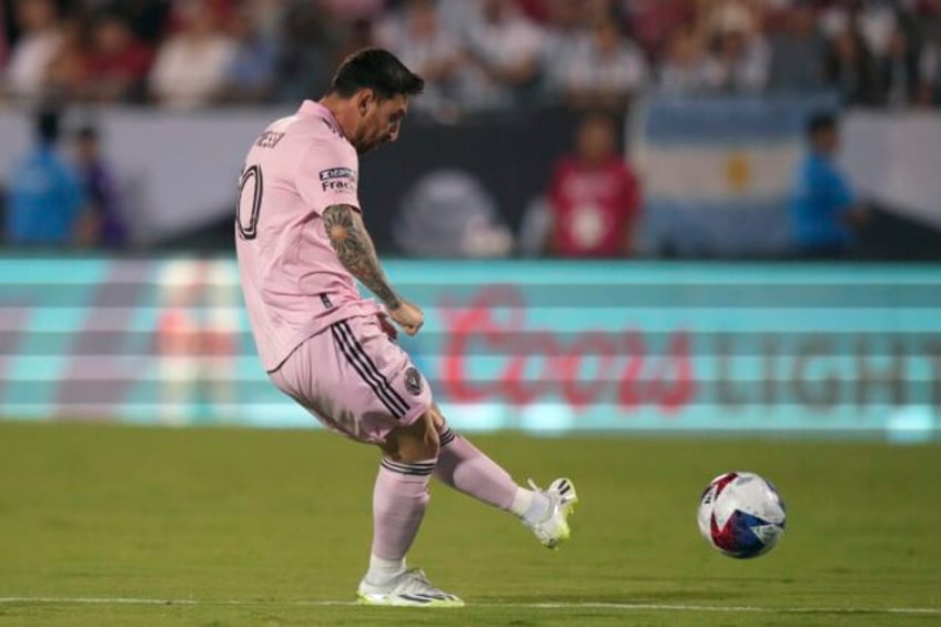 messi sparkles again on free kick with tying goal inter miami beats fc dallas in shootout