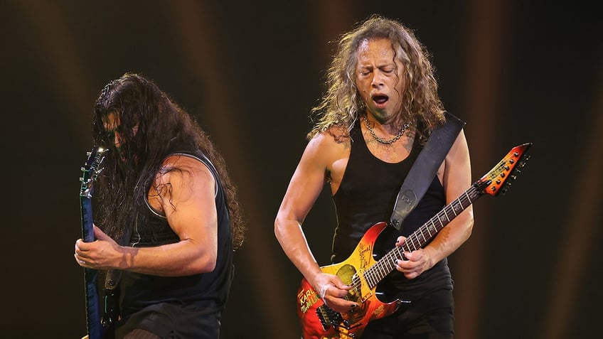 metallica postpones arizona concert after lead singer james hetfield tests positive for covid 19