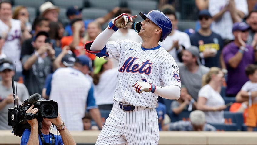 Brandon Nimmo celebrates