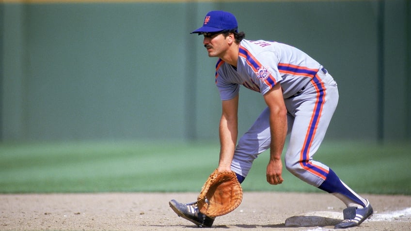 Keith Hernandez playing first