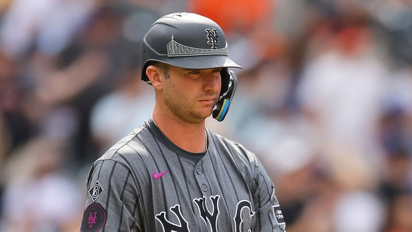 Pete Alonso looks on field