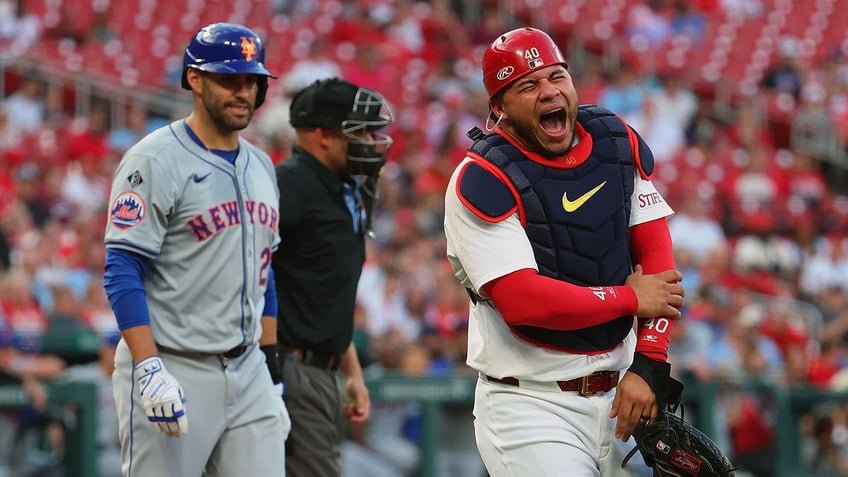 Willson Contreras in pain