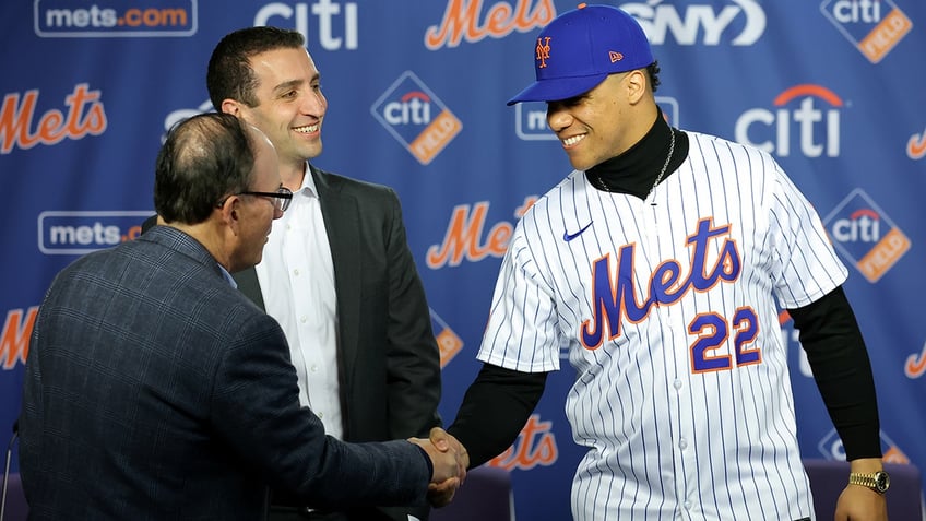 Juan Soto shakes hands with Steve Cohen