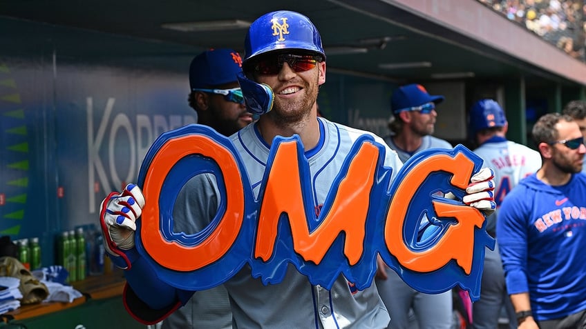 Brandon Nimmo holds up 'OMG' sign