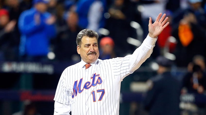 Keith Hernandez throws ceremonial first pitch