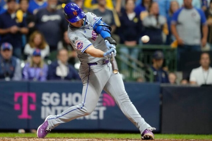 Pete Alonso of the New York Mets hits a go-ahead home run in the ninth inning of a series-