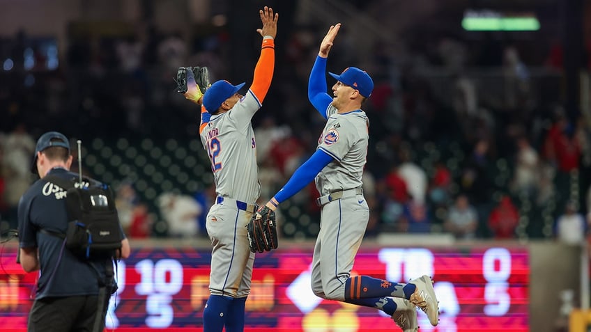 Francisco Lindor and Brandon Nimmo high five