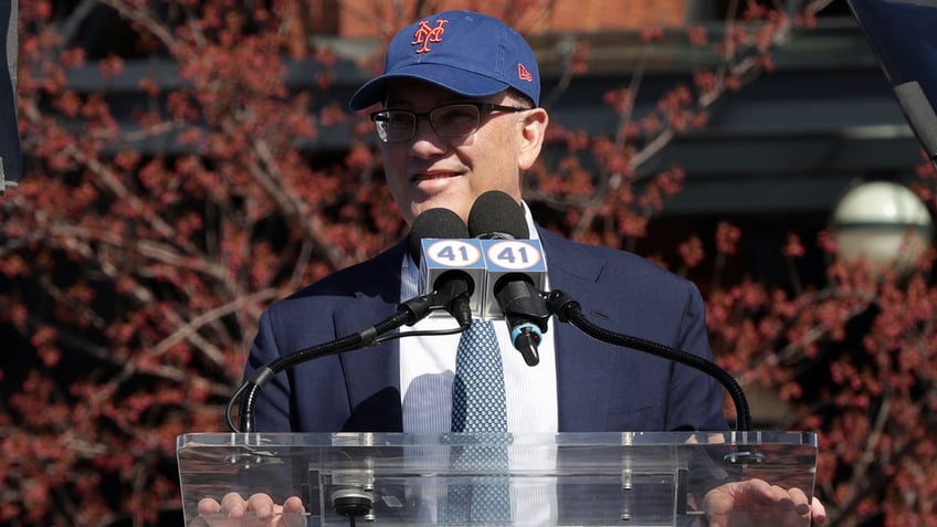 Mets owner Steve Cohen speaks to a crowd