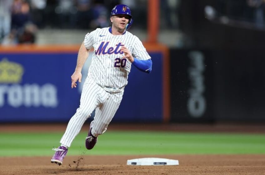 Pete Alonso of the New York Mets rounds the bases in the Mets' victory over the Los Angele