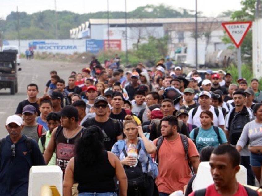 mexican cops escort thousands of migrants as new caravan heads north fearing trump will close border