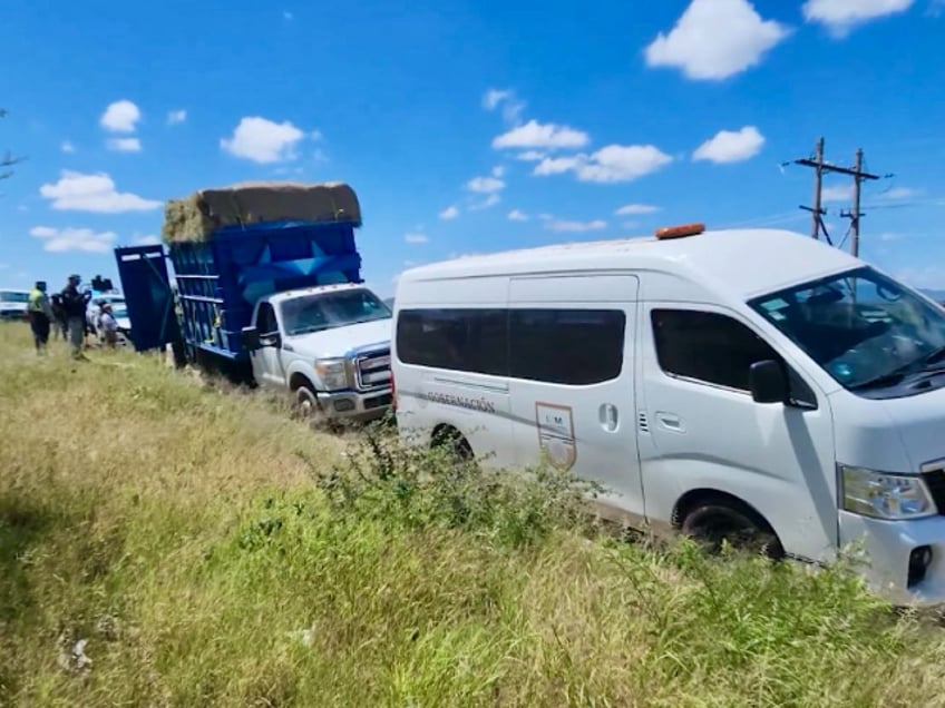 mexican cops find 22 migrants in abandoned truck