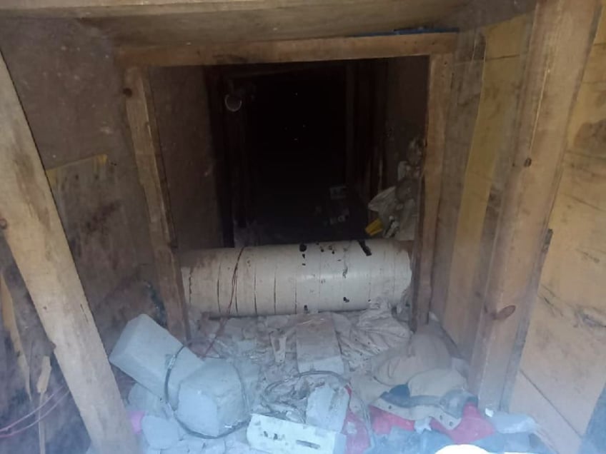 mexican cops find migrant smuggling tunnel from mexico to el paso