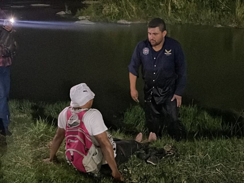 mexican firefighters rescue drowning migrant at texas border