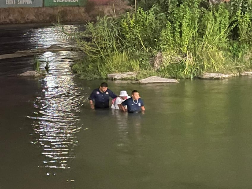 mexican firefighters rescue drowning migrant at texas border