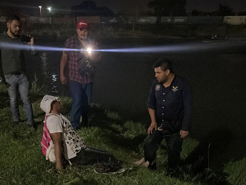 mexican firefighters rescue drowning migrant at texas border