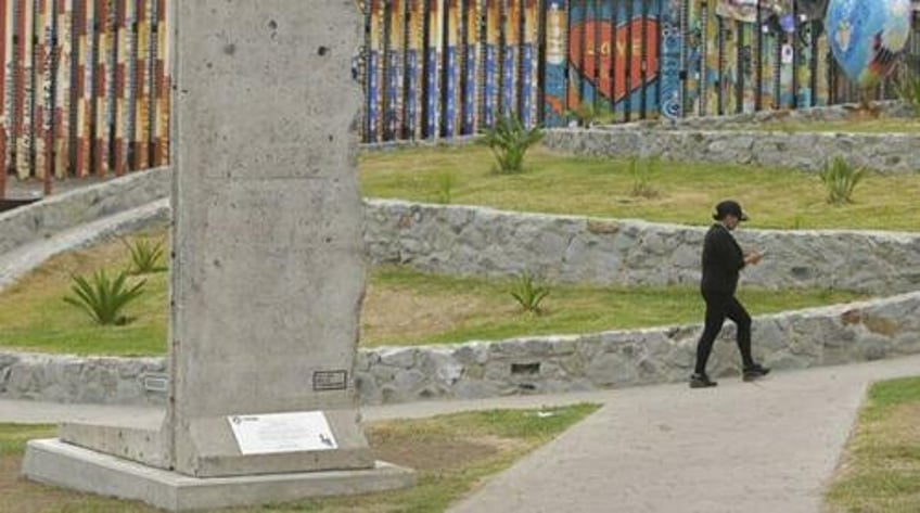 mexican officials place slab of berlin wall next to open us border as a lesson