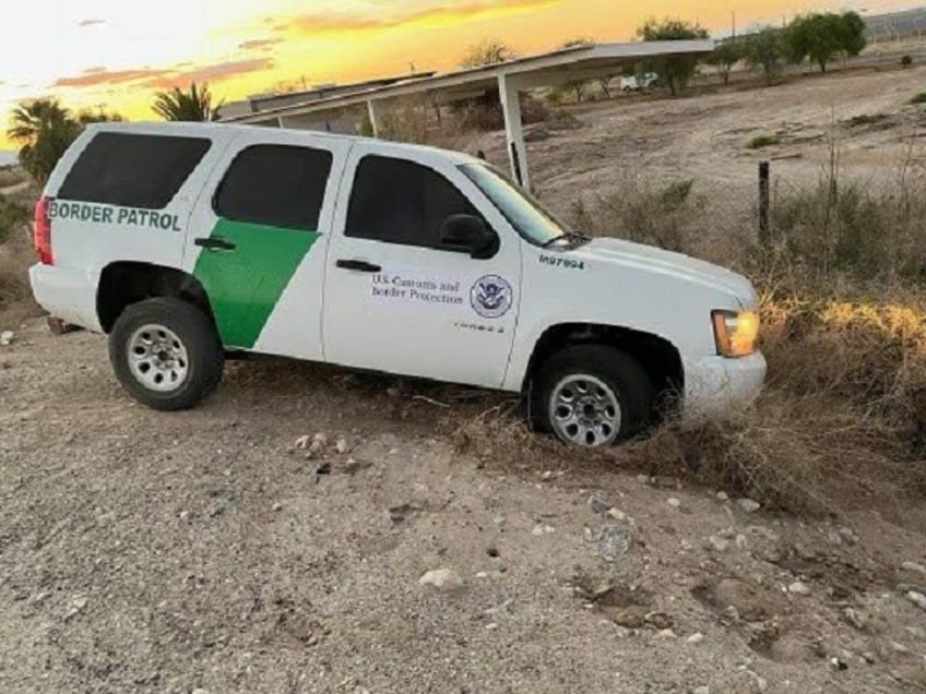 mexican police arrest human smuggler migrants in cloned border patrol truck