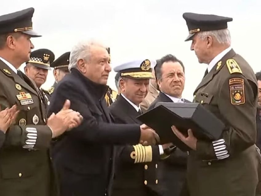 mexican president awards medal to cartel linked army general mocks dea