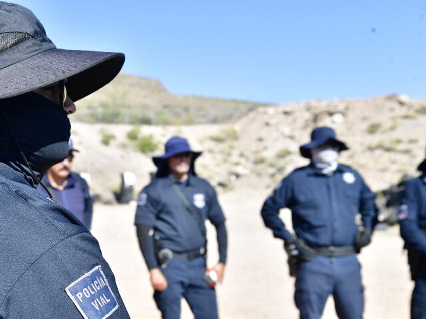 Chihuahua police officers prepare for a manhunt. (Credit: Chihuahua State Police)