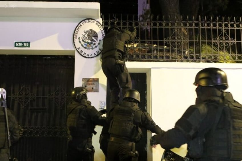 Ecuadoran police special forces break into the Mexican embassy in Quito to arrest Ecuador'