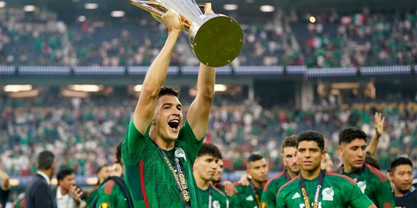 mexico wins concacaf gold cup with late goal over panama