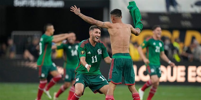 mexico wins concacaf gold cup with late goal over panama