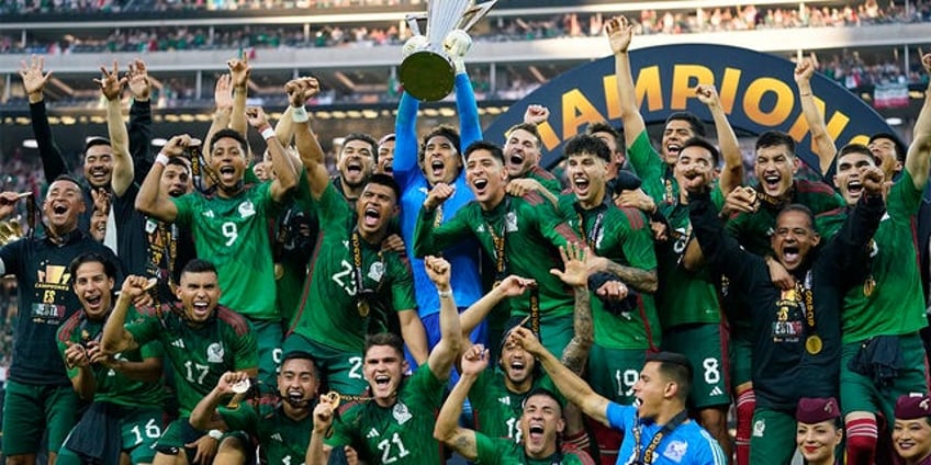 mexico wins concacaf gold cup with late goal over panama