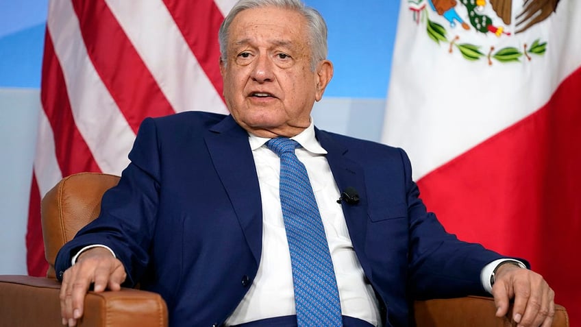 mexicos president praises biden for not building border walls