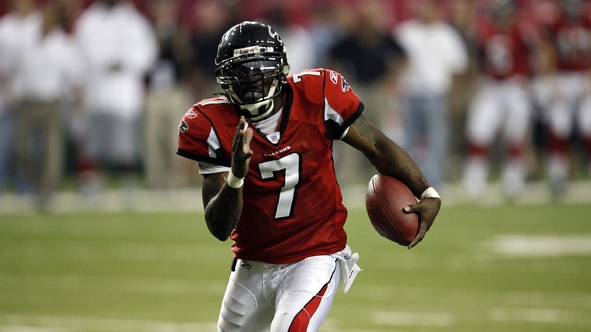 Michael Vick running for Falcons