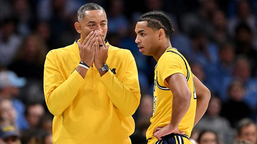 Juwan Howard coaches against North Carolina