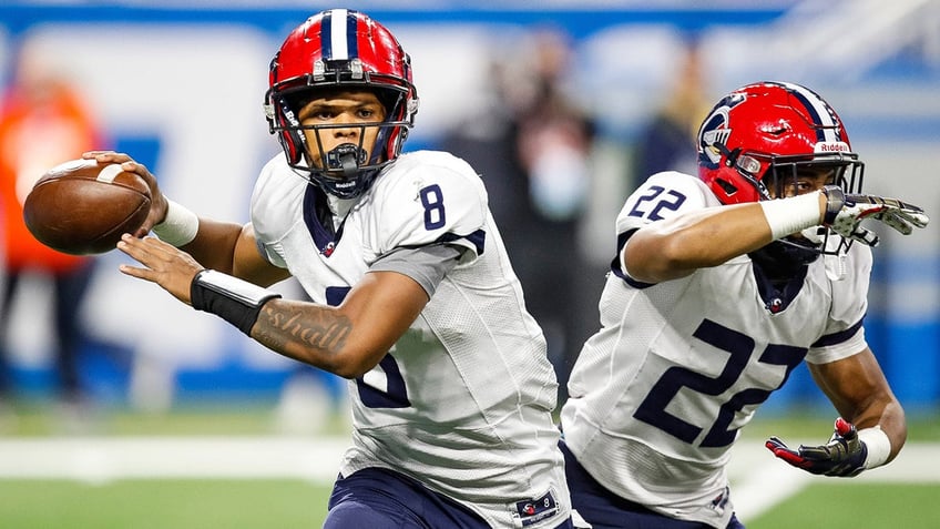 michigan high school football player makes no look interception in state title game