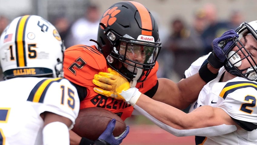 michigan high school football player makes no look interception in state title game