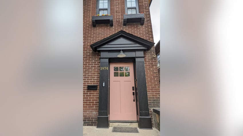 michigan homeowners paint their front door pink sparking viral reaction from us postal worker