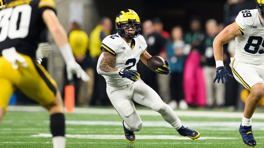 Blake Corum rushes against Iowa