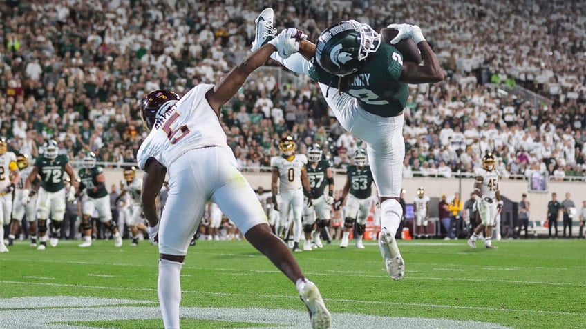 michigan state wide receiver makes brilliant one handed td catch in season opener